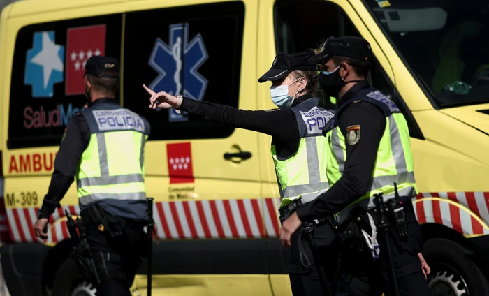 Polițiști înarmați verifică intrările și ieșirile din Madrid