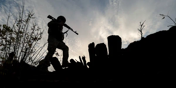 Soldat ucrainean la o fostă poziție defensivă rusă pe frontul din Zaporojie FOTO EPA-EFE