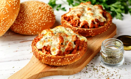 Mini pizza  Sursa foto shutterstock 1939158466 jpg