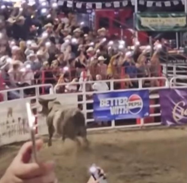 Momentul în care un taur sare peste gard și atacă spectatorii, la un spectacol de rodeo | VIDEO