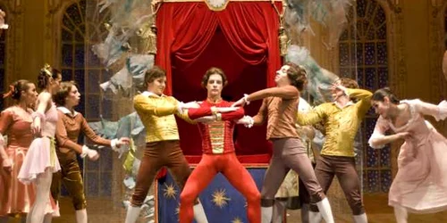 Lumină şi culoare pe scena teatrului