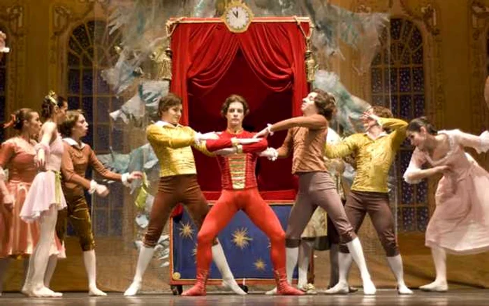 Lumină şi culoare pe scena teatrului