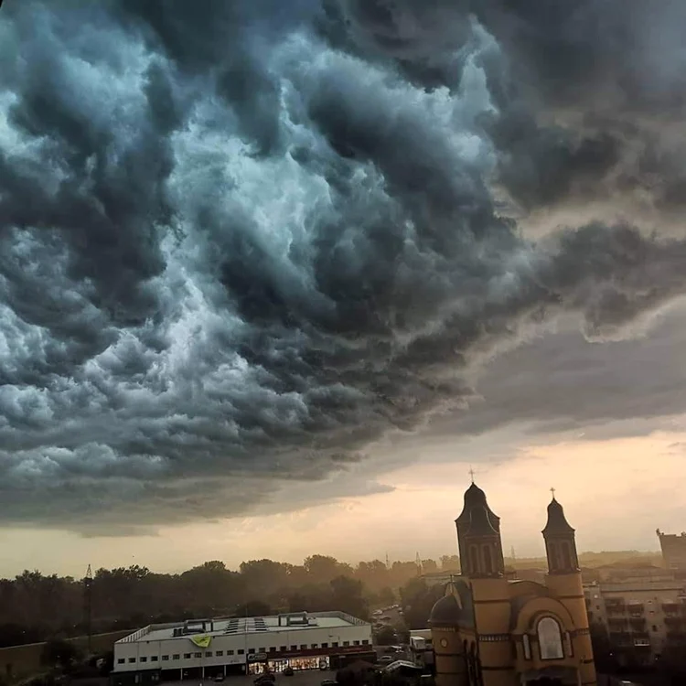 Jumătate de țară se află sub ”cod galben” de vijelii. Meteorologii ANM au emis o avertizare pentru ziua de astăzi (23 iulie) de la ora 12.00, la ora 23.00FOTO: Facebook
