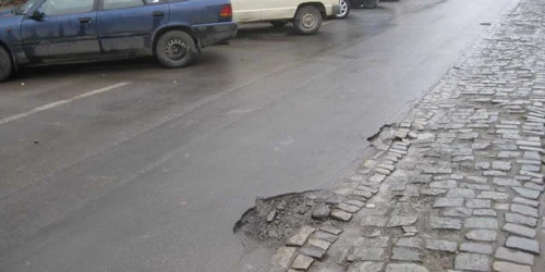 Şoferii ocolesc cu greu gropile din carosabil
