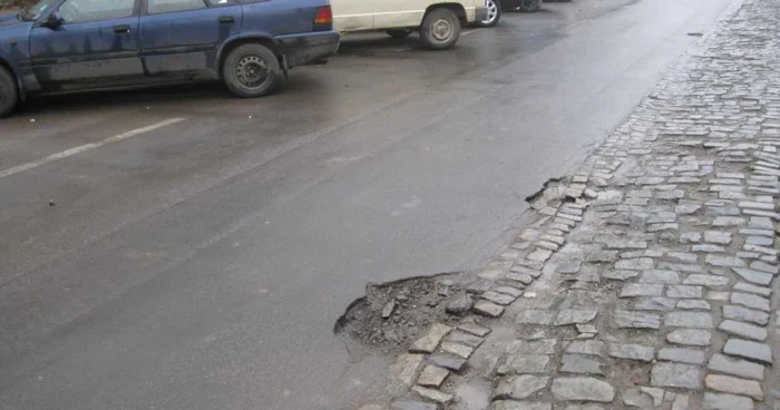 Şoferii ocolesc cu greu gropile din carosabil