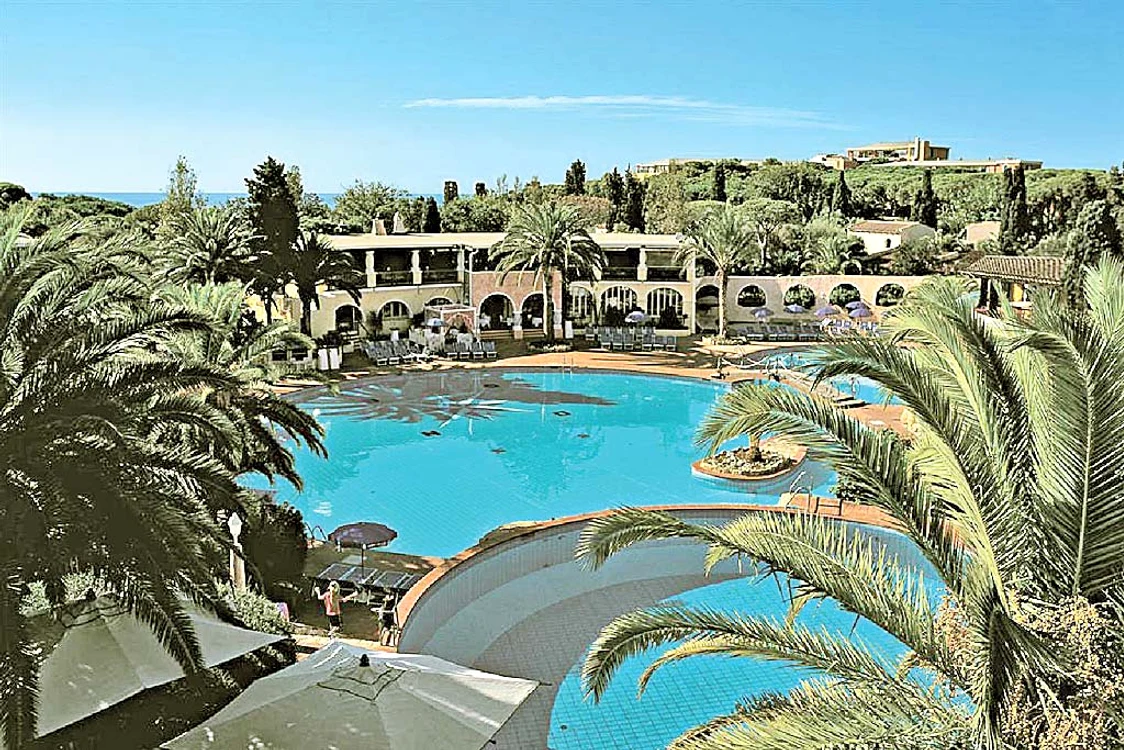Aşa arată paradisul în care Ilie şi  Brigitte au uitat de supărări. Şase  nopţi aici costă 8.000 de euro