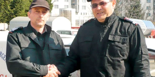 Maistrul militar Iulian Pentilescu şi  locotenent-colonelul Cristinel Anton  şi-au testat prietenia printre proiectile şi explozibili 