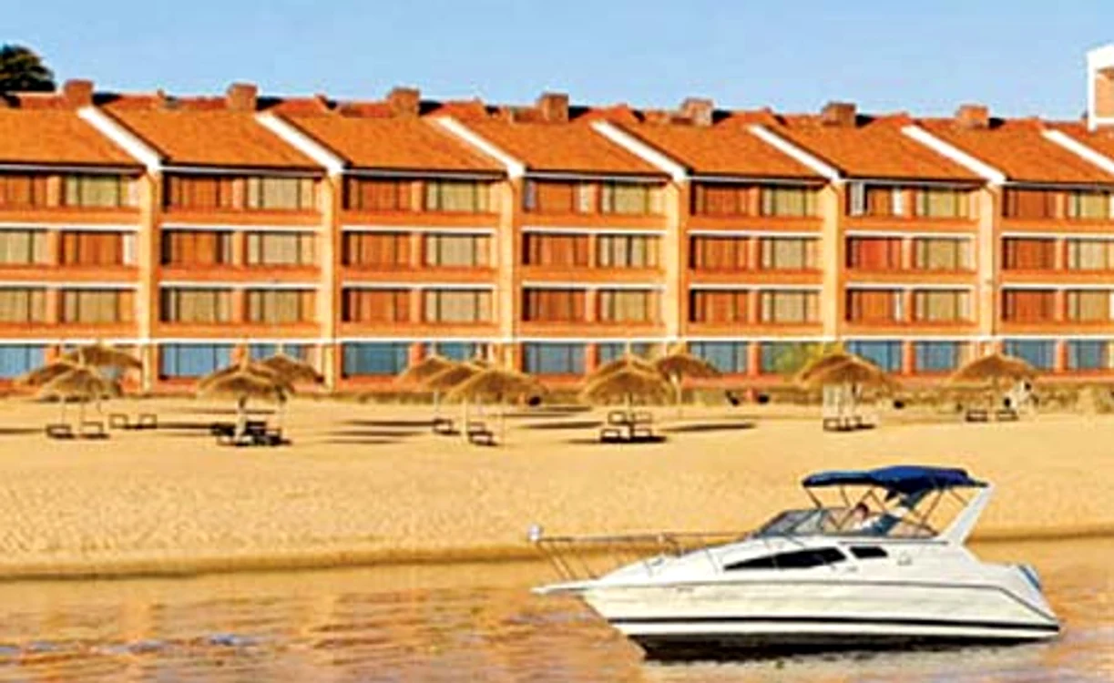 Hotelul e pe malul unui râu