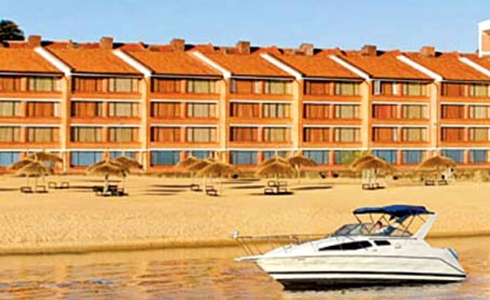 Hotelul e pe malul unui râu