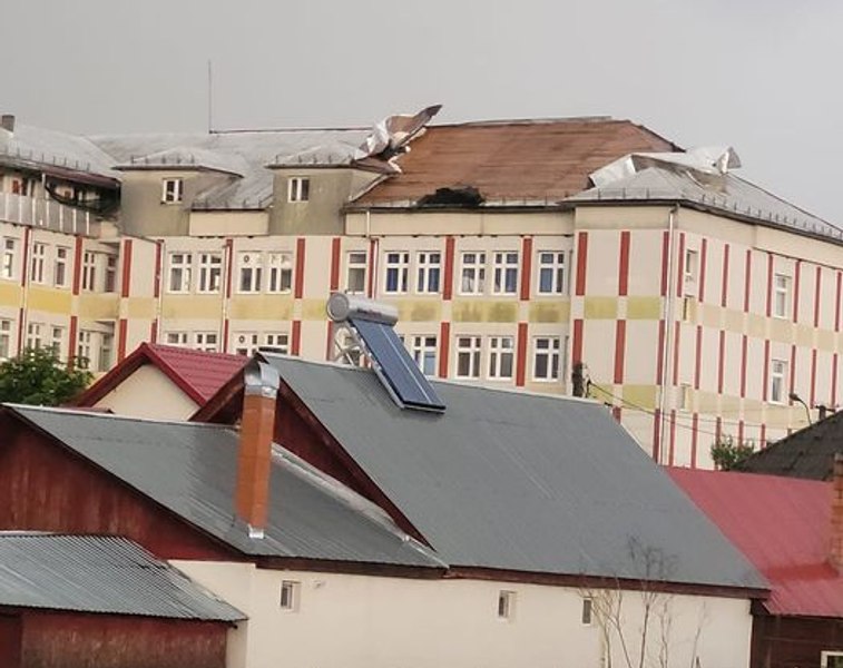 Pacienţi mutaţi după ce acoperişul spitalului din Târgu Lăpus a fost smuls de vijelie