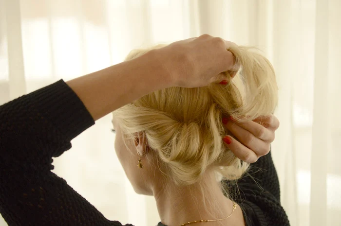 Laura Cosoi se coafează singură