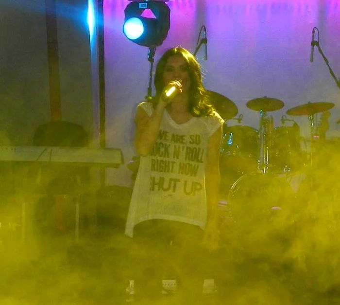 Ellie White a revenit pe scenă la o lună după ce a născut.