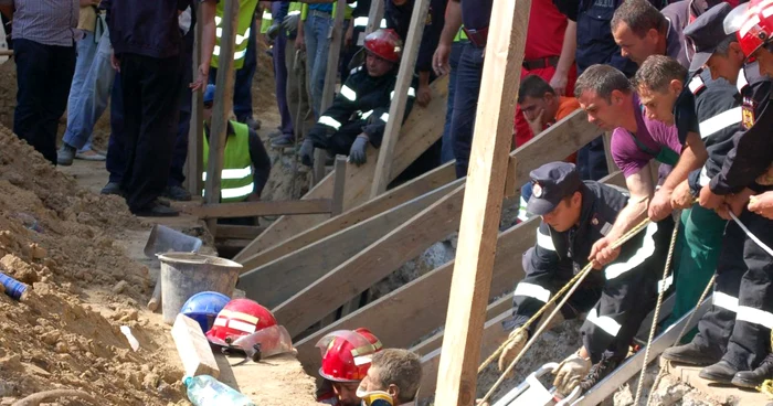 Doar un singur muncitor a mai putut fi salvat de pe şantierul de la Ţăndărei foto: Mădălin Sofronie