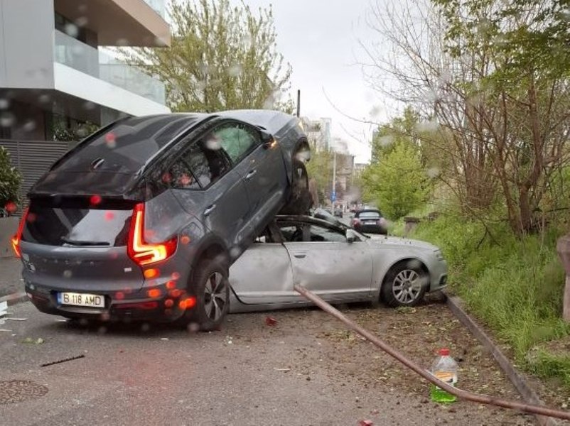 Accident spectaculos în Capitală. Un Volvo „a parcat” peste un Audi