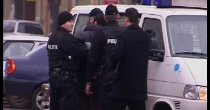 Polițiștii au prins trei tineri care au spart o mașină