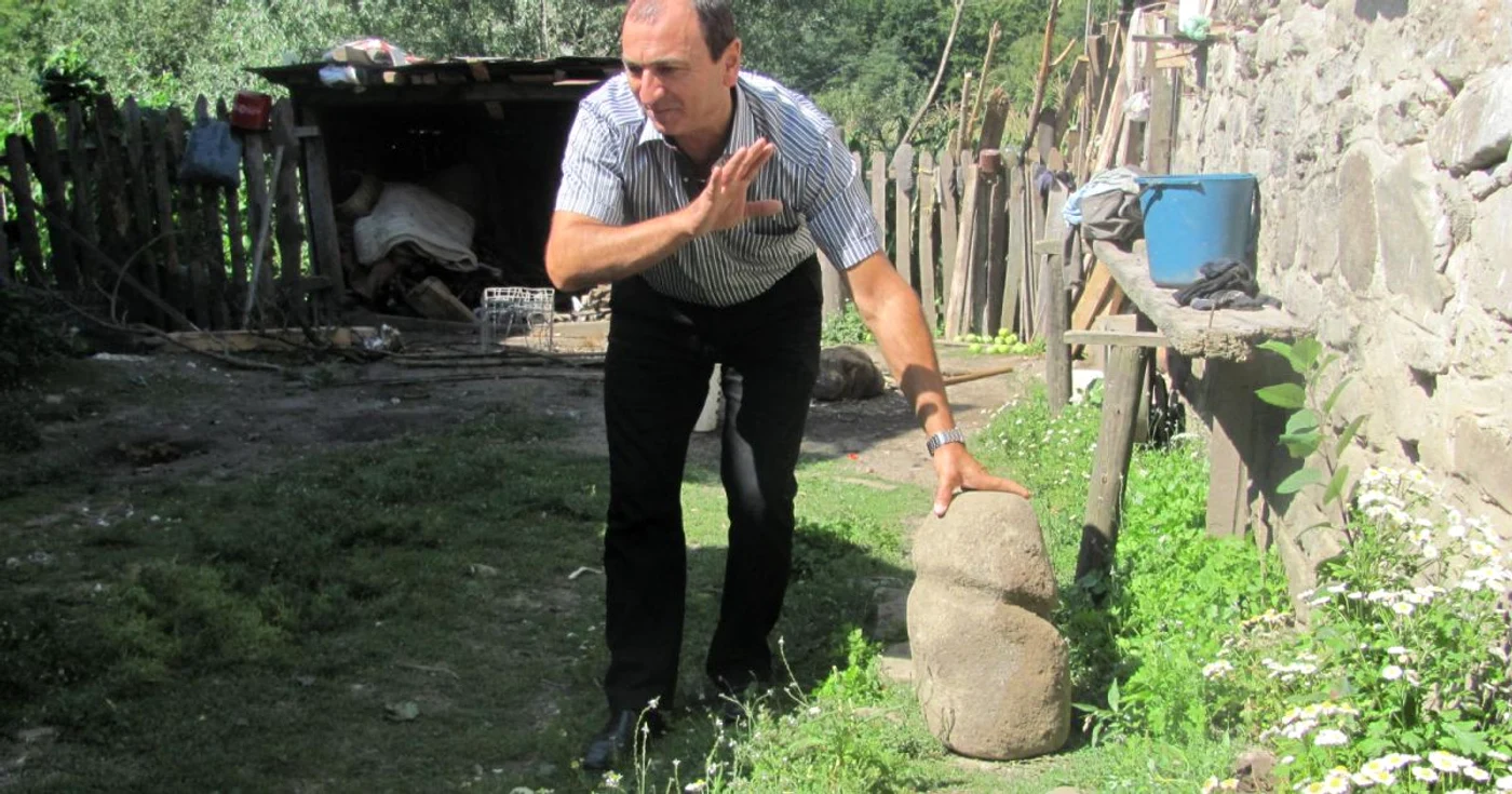 Ion Sandu cauta pietre sa dea de urma Posadei