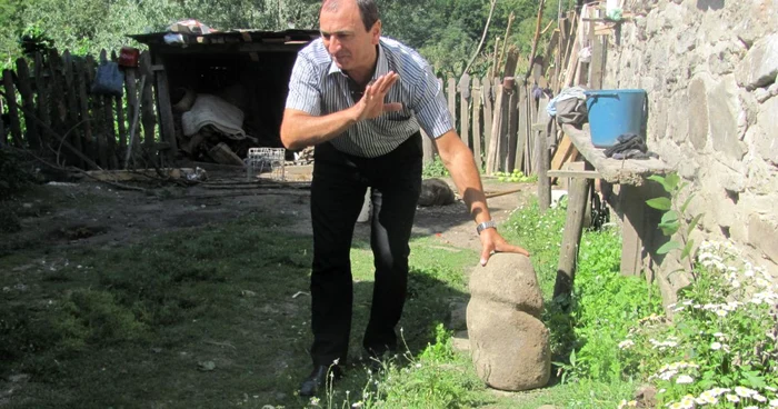 Ion Sandu cauta pietre sa dea de urma Posadei