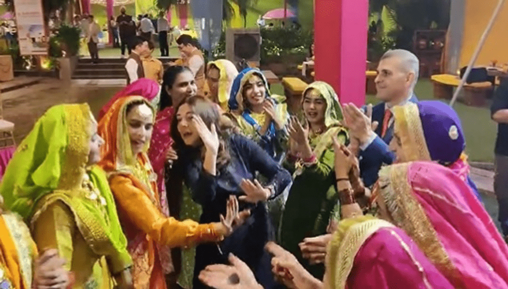 Ambasadoarea României în India face senzație cu un dans tradițional VIDEO