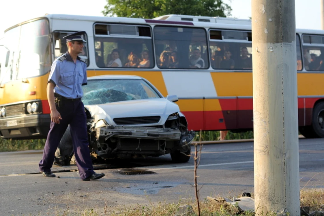 Maşina a fost distrusă în impactul cu stâlpul. FOTO: D.G.