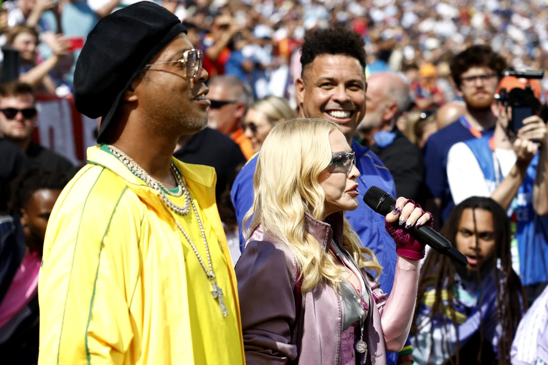 Madona a apărut flancată de brazilienii Ronaldo și Ronaldinho (Foto: EPAImages)