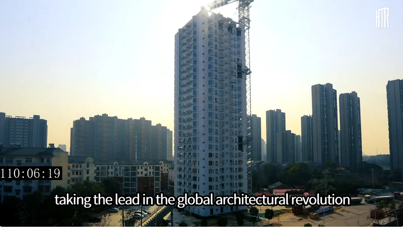 Blocul a fost gata in 5 zile. Captura video YouTube Hi-Tech Realty 