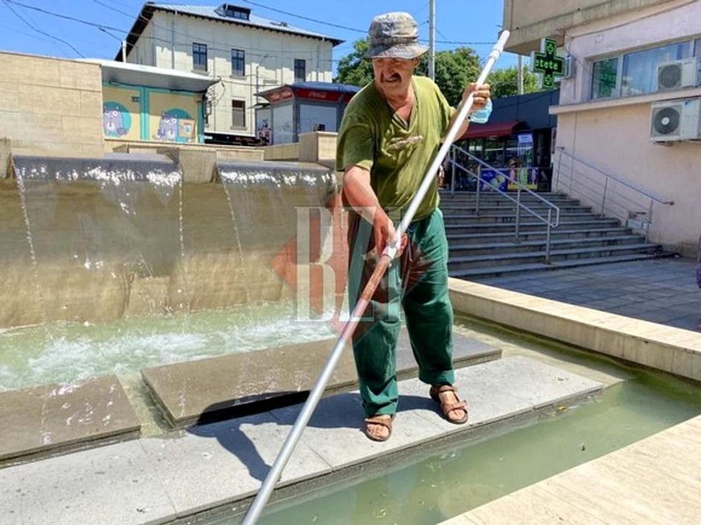 
    Gelu Pohoaţă a ajutat un bătrân aflat în suferință FOTO: bzi.ro  