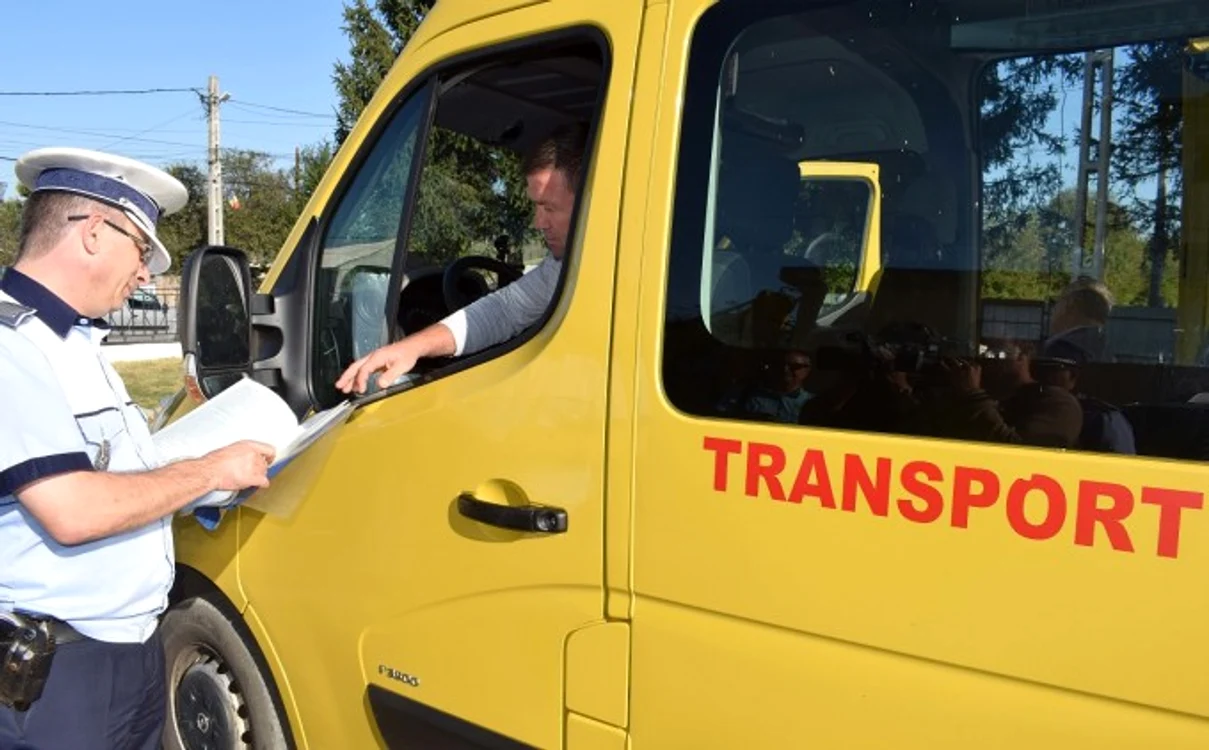 Șoferii microbuzelor școlare au fost verificați de polițiștiFoto: stirileprotv.ro