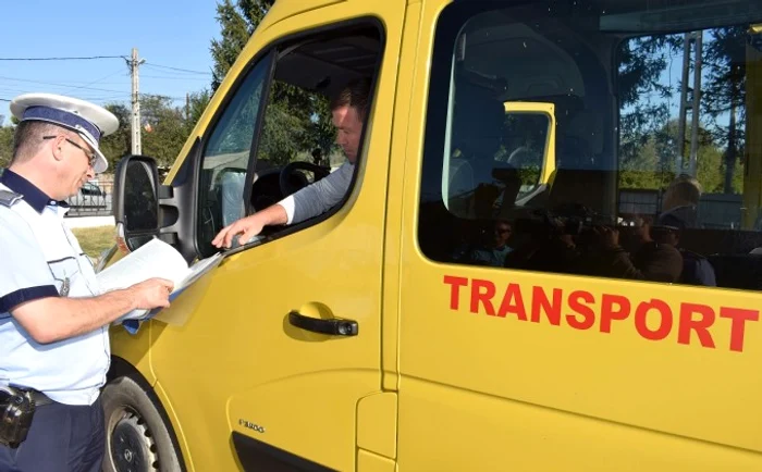 Șoferii microbuzelor școlare au fost verificați de polițiștiFoto: stirileprotv.ro