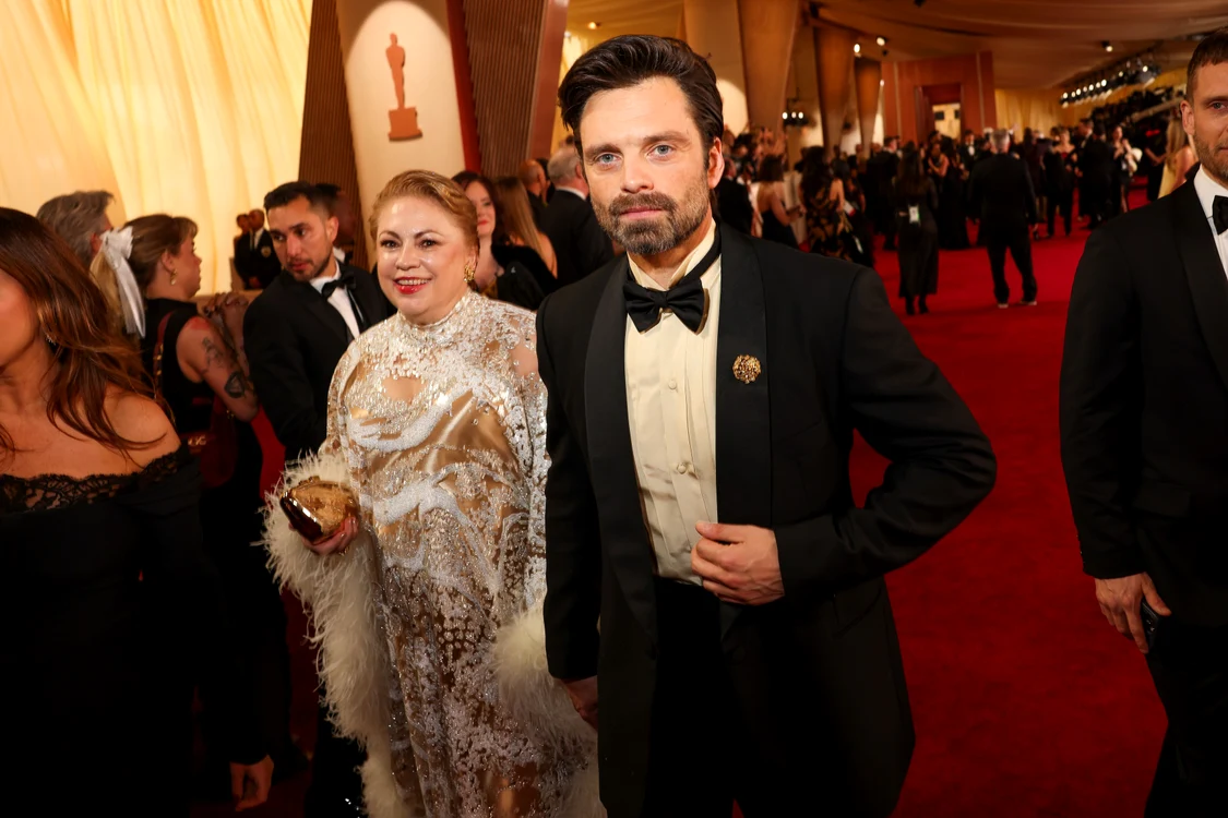 Sebastian Stan are o relație foarte apropiată cu mama lui. FOTO: Profimedia