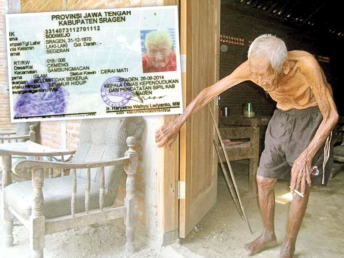 Fumează de rupe, şi în fiecare dimineaţă îşi face plimbarea prin sat. Conform buletinului, s-a născut la 31 decembrie 1870