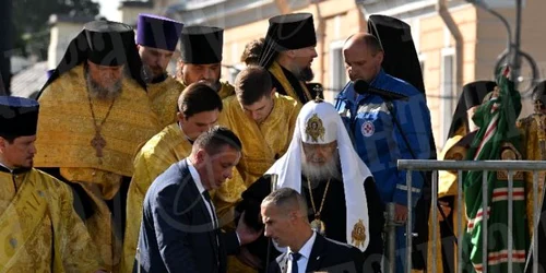 Patriarhului Kiril, dus spre ambulanță FOTO:X