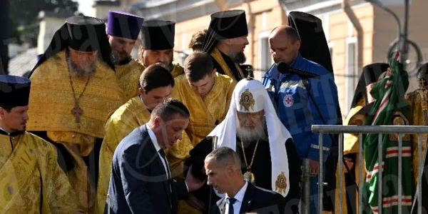 Patriarhului Kiril, dus spre ambulanță FOTO:X