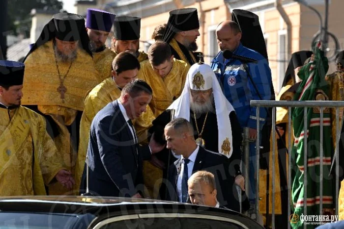 Patriarhului Kiril, dus spre ambulanță FOTO:X