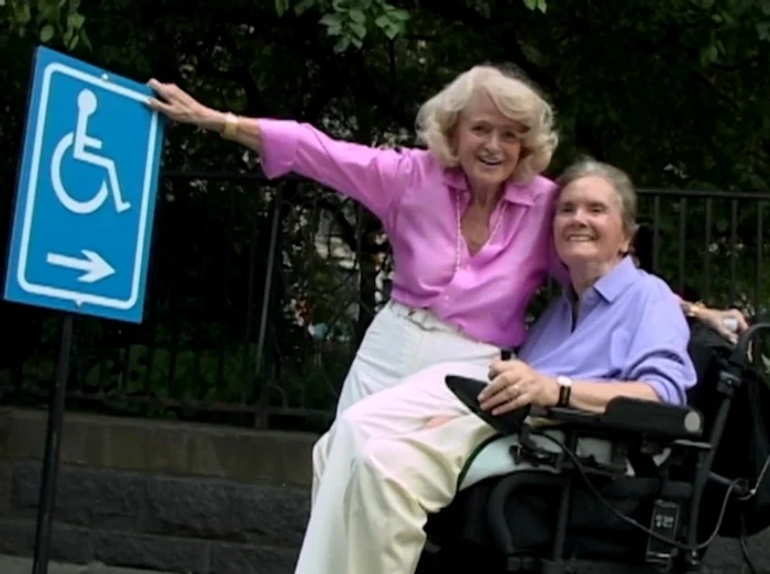 Thea şi-a petrecut ultima parte a vieţii într-un scaun cu rotile, dar asta nu a împiedicat-o să se căsătorească cu Edith