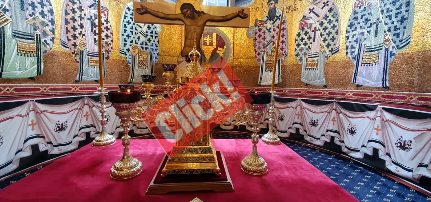 Obiectele bisericești necesare primei slujbe așteaptă deja în altar