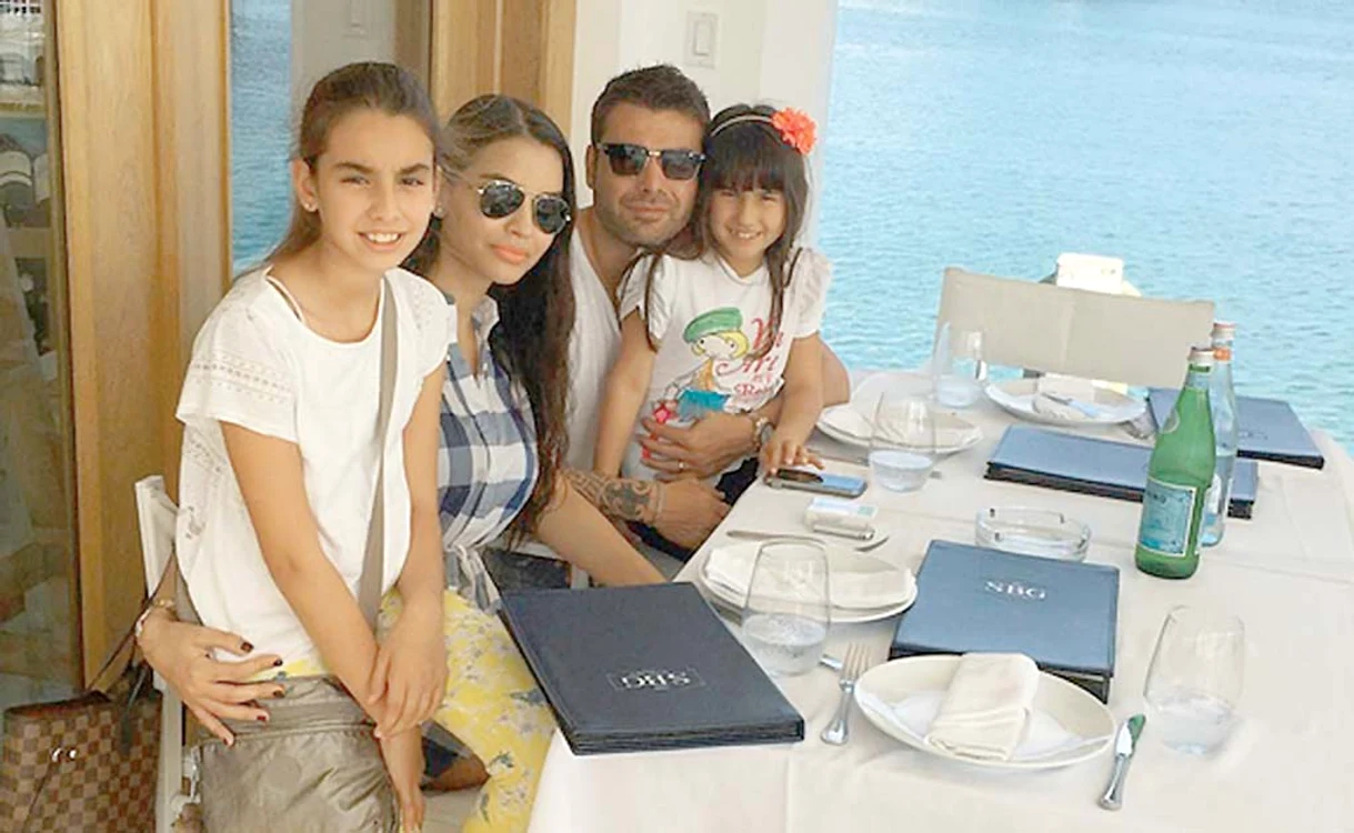 
    Adrian Mutu, alături de prinţesele lui: fiicele Adriana (9 ani) şi Maya (7 ani) şi soţia Sandra (22 de ani)Foto: arhivă personală  