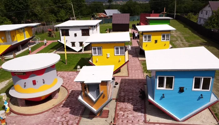 Satul răsturnat Foto: FB/Casuța răsturnată