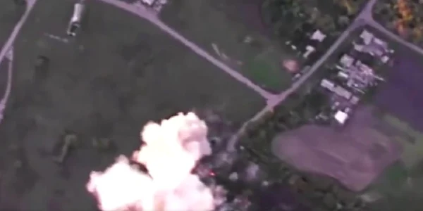 sistemele HIMARS ale ucrainenilor lovesc o poziție de obuziere rusești. Foto: Captură video Twitter