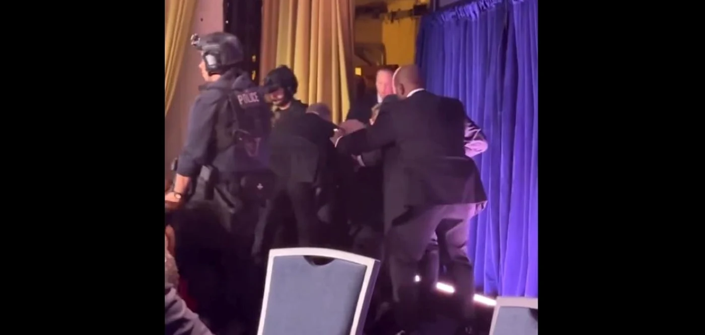 Momentul în care Donald Trump a căzut. FOTO: captură video