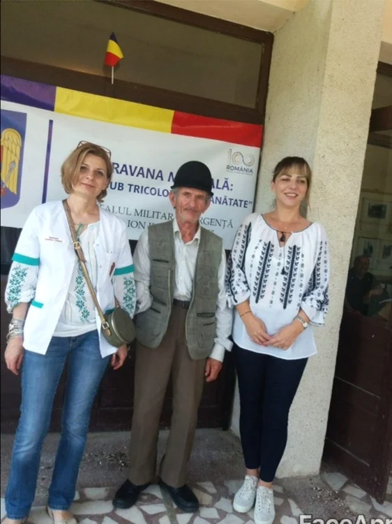 Medic militar care face voluntariat la sate în cadrul campaniei