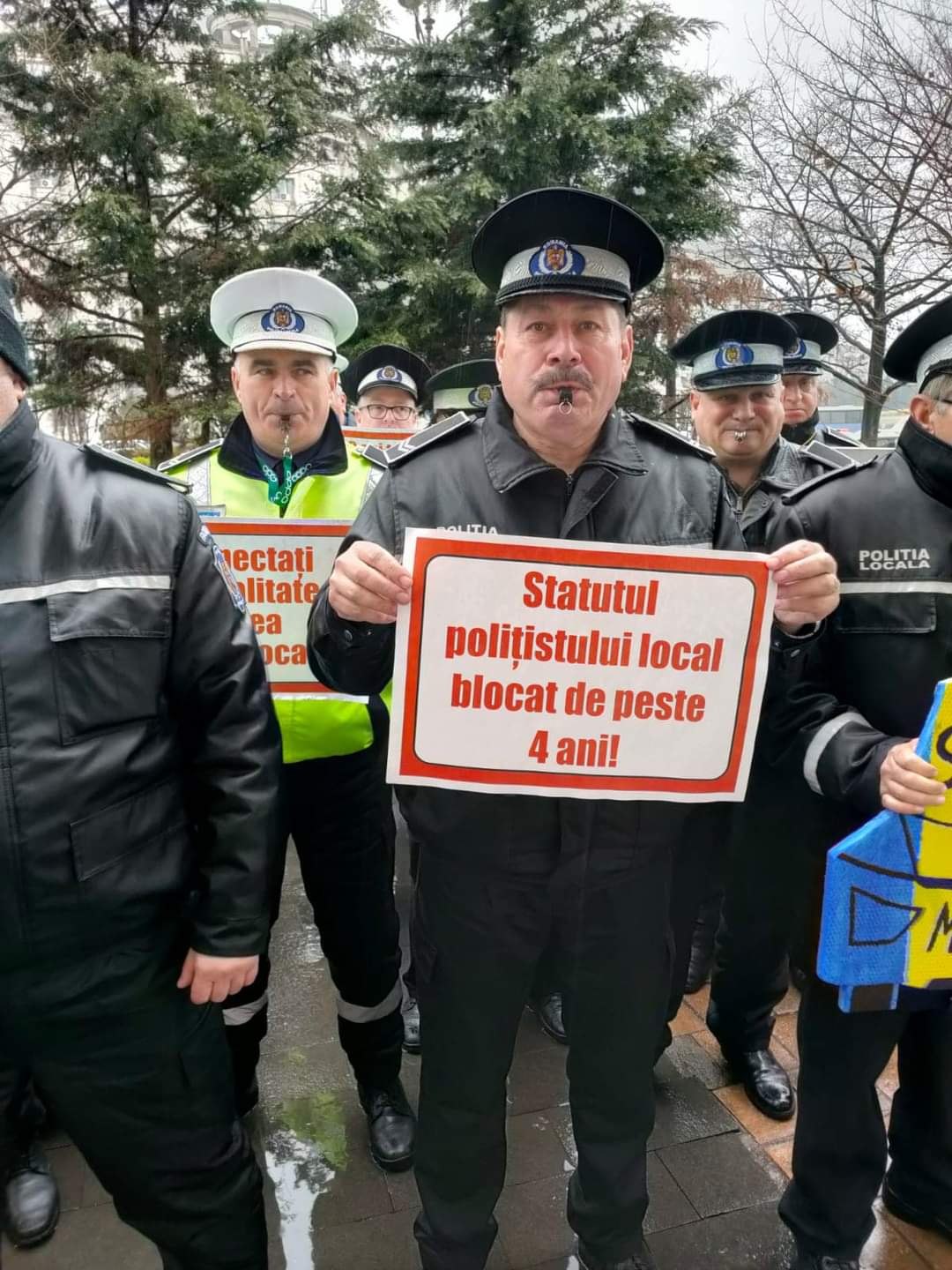 Sute de polițiști locali au protestat în fața Ministerului Dezvoltării VIDEO Sute de polițiști locali au protestat în fața Ministerului Dezvoltării VIDEO