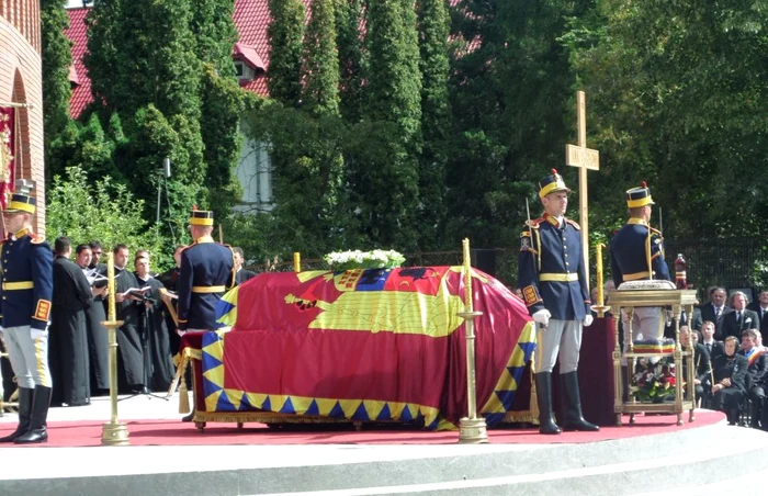 Militarii din Regimentul 30 Gardă „Mihai Viteazul” au păzit sicriul Reginei Ana FOTO: Denis Grigorescu