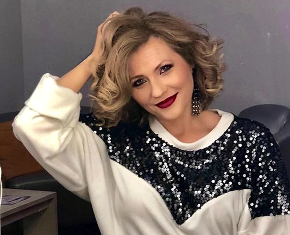 
    Mirela Vaida, însărcinată în 5 luni, a condus o mașină de raliu, alături de un pilot profesionistFoto Instagram  