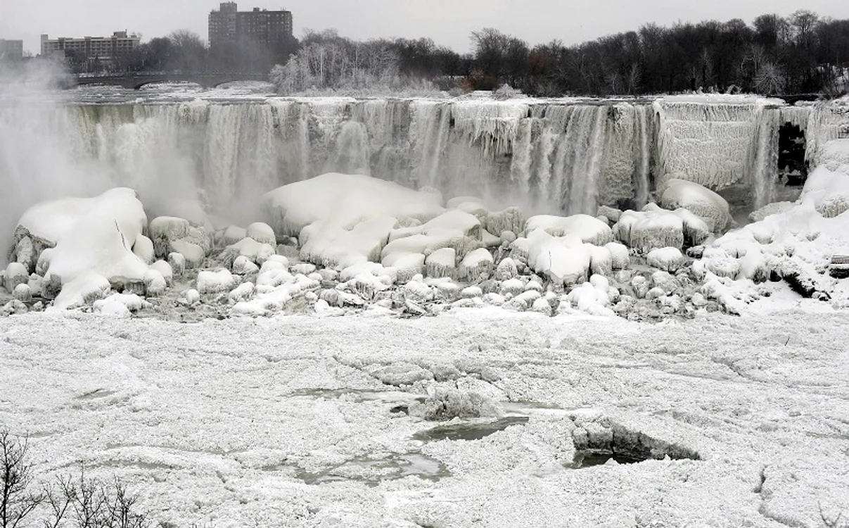 
    Cascada Niagara îngheţată (foto: reuters)  