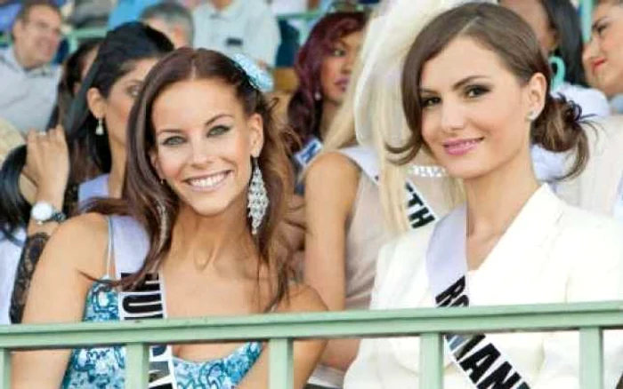 Larisa şi Miss Ungaria, la o cursă de cai, alături de celelalte 84 de concurente Miss Universe. La sfârşitul evenimentului,  unde ţinuta ei a fost îndelung admirată, organizatorii concursului au proclamat-o pe Larisa „Miss Eleganţă“