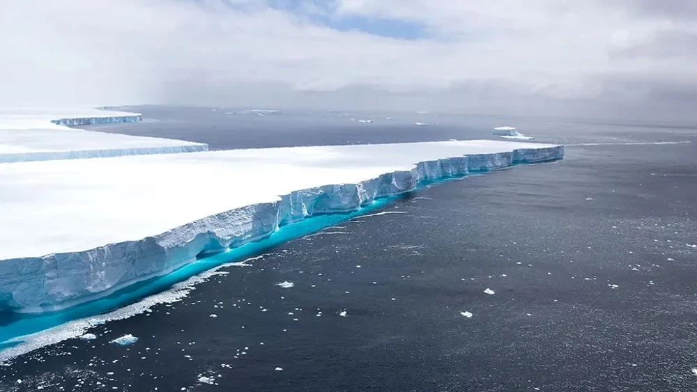 „Se destramă rapid”. Cel mai mare aisberg din lume, A23a, s-a rupt în bucăți