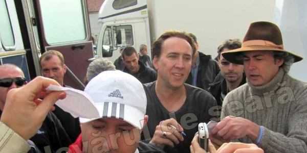 Nicolas Cage a dat autografe la Sibiu. Foto: Dragoş Popescu