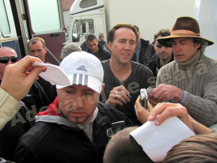 Nicolas Cage a dat autografe la Sibiu. Foto: Dragoş Popescu