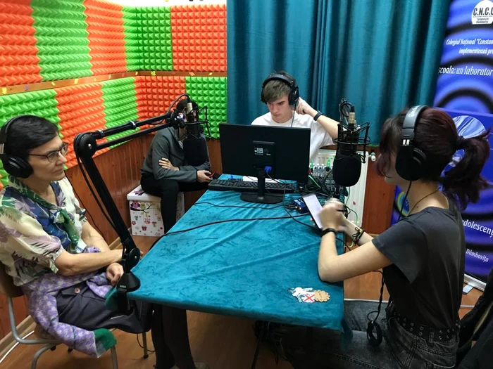 Știriștii de la Cara Pm, postul de radio al Colegiului „Carabella”. FOTO Manina Leașu