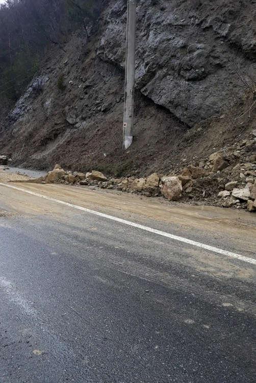 Căderi de stânci, Transbucegi. FOTO: Facebook
